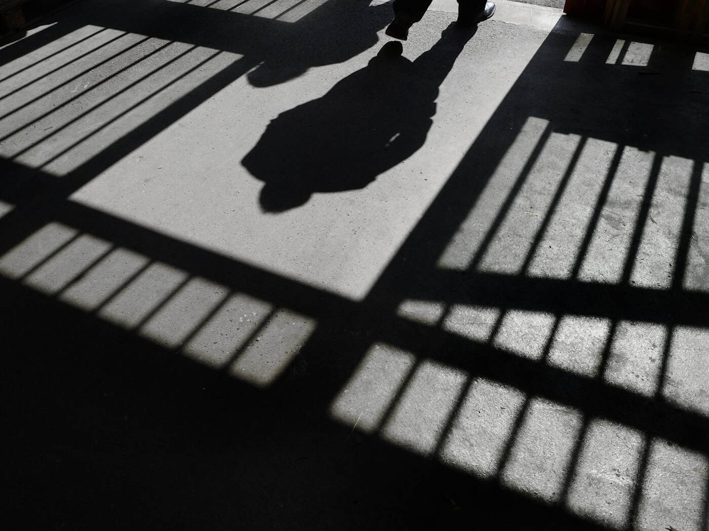 Ein Jugendlicher, der einen Polizisten in Göttingen angeschossen haben soll, sitzt in U-Haft. (Symbolbild) / Foto: Felix Kästle/dpa