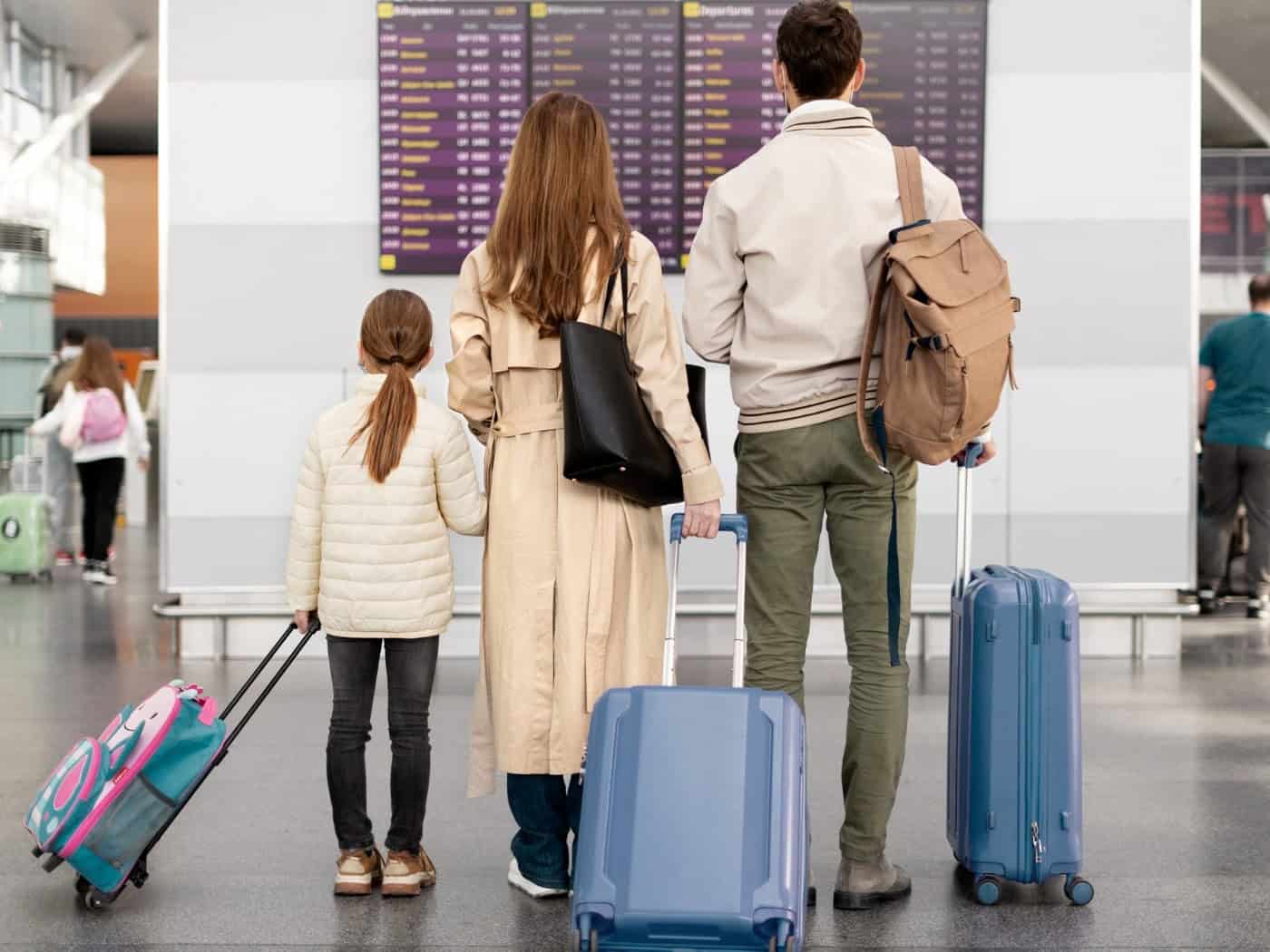 Familie mit Koffer am Flughafen – Symbol für Flugverspätungen und Reiserechte.