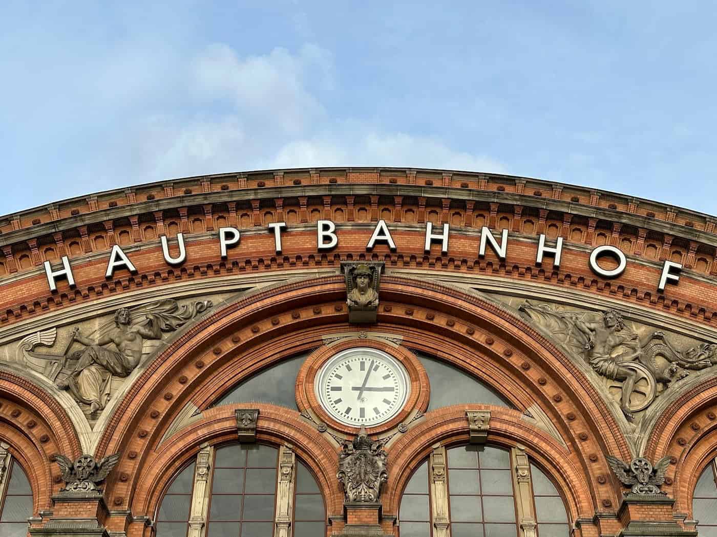 Ein Mann soll im Bremer Hauptbahnhof heimlich Frauen gefilmt haben. (Symbolbild) / Foto: Steffen Trumpf/dpa