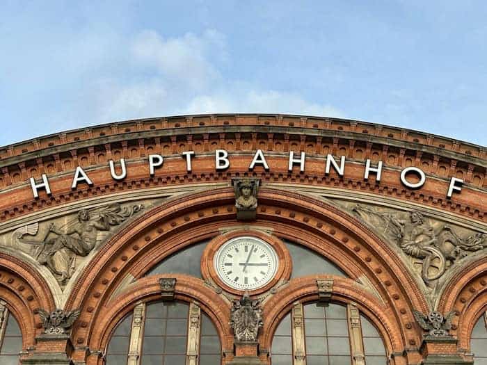 Ein Mann soll im Bremer Hauptbahnhof heimlich Frauen gefilmt haben. (Symbolbild) / Foto: Steffen Trumpf/dpa