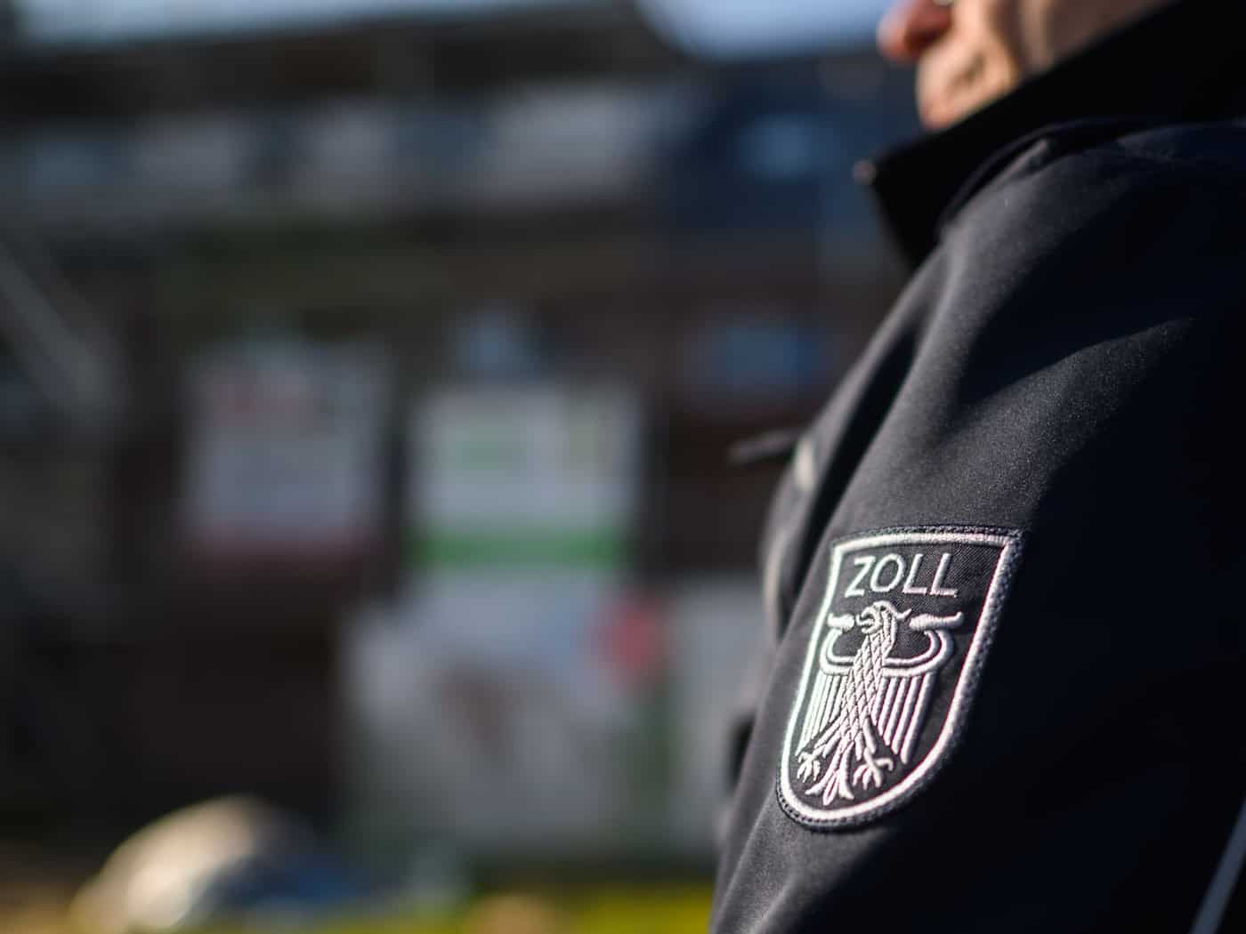 Bei dem Einsatz vom 20. bis 22. Mai wurden den Angaben zufolge 13 Lagerhallen und Wohnungen in Nordrhein-Westfalen, Hessen und Rheinland-Pfalz durchsucht. (Symbolbild) / Foto: Julian Stratenschulte/dpa