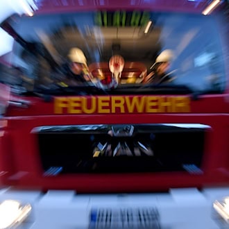 Stundenlang kämpften die Einsatzkräfte gegen die Flammen. (Symbolbild) / Foto: Carsten Rehder/dpa