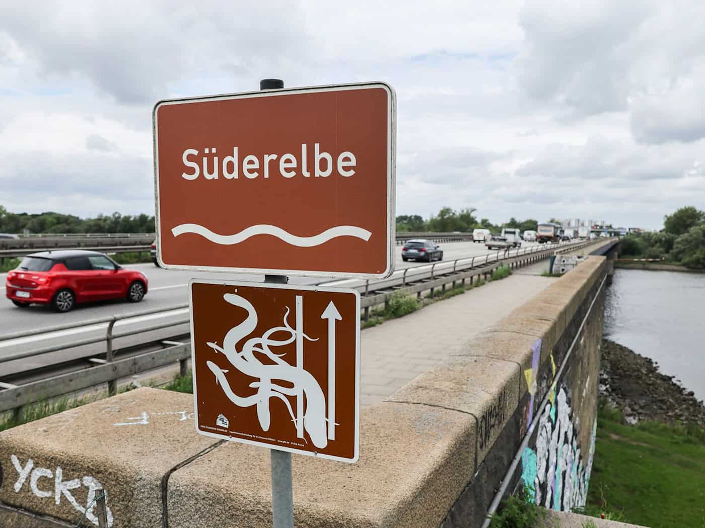 Die Süderelbbrücke der A1 wird am Wochenende in Fahrtrichtung Lübeck gesperrt. (Archivbild) / Foto: Christian Charisius/dpa