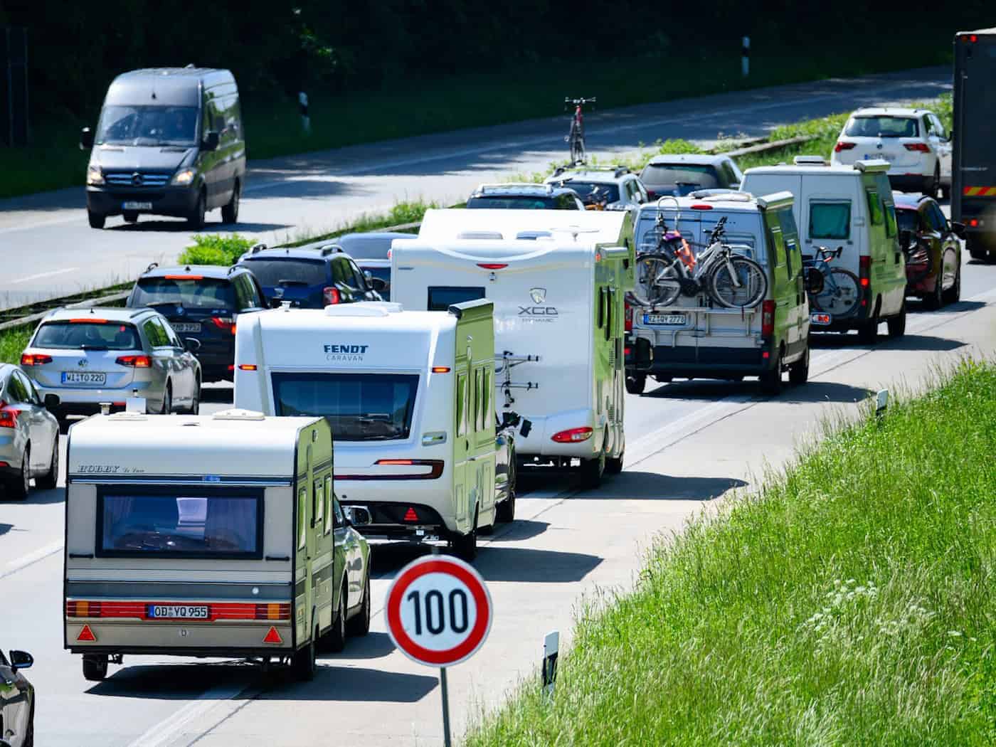 Zum Ferienbeginn warnt der ADAC vor Staus. (Archivbild) / Foto: Jonas Walzberg/dpa