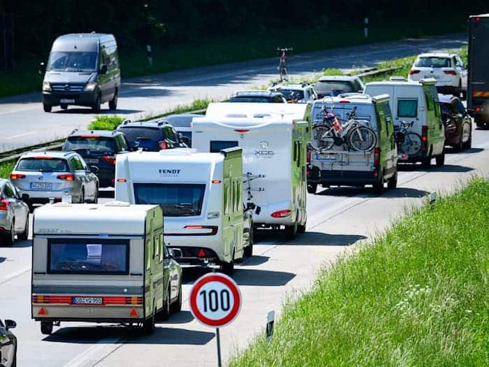 Zum Ferienbeginn warnt der ADAC vor Staus. (Archivbild) / Foto: Jonas Walzberg/dpa