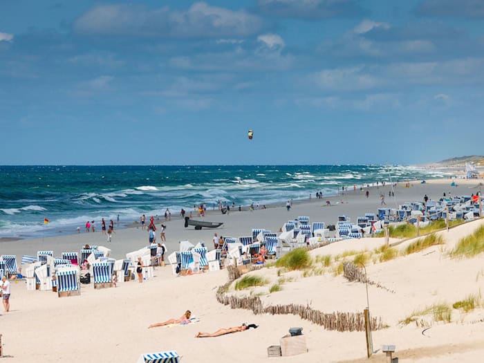 Auch auf den Inseln und an der Küste wird es sehr warm - aber nicht so heiß wie im Binnenland. (Archivbild) / Foto: Frank Molter/dpa