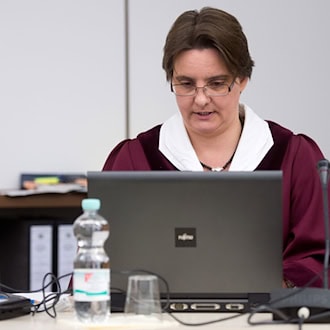 Claudia Gorf als Vertreterin der Bundesanwaltschaft bei einem Prozess im November 2015 in Celle. (Archivbild)  / Foto: picture alliance / dpa