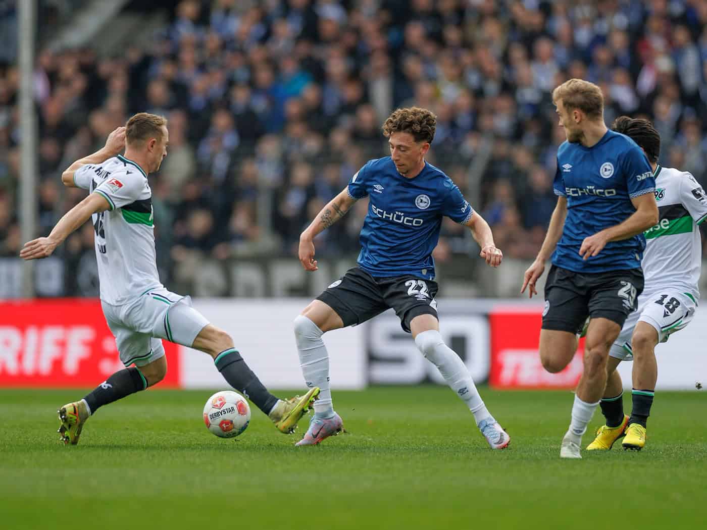 Jannik Rochelt (M) bleibt bei Arminia Bielefeld. (Archivbild) / Foto: Friso Gentsch/dpa