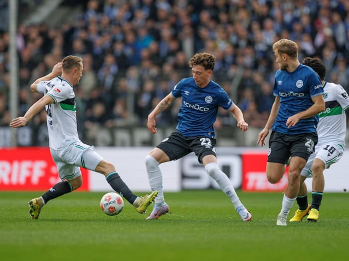 Jannik Rochelt (M) bleibt bei Arminia Bielefeld. (Archivbild) / Foto: Friso Gentsch/dpa