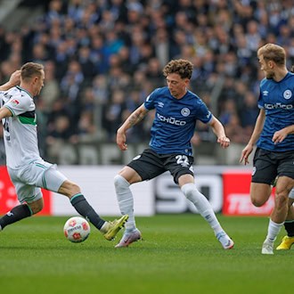 Jannik Rochelt (M) bleibt bei Arminia Bielefeld. (Archivbild) / Foto: Friso Gentsch/dpa