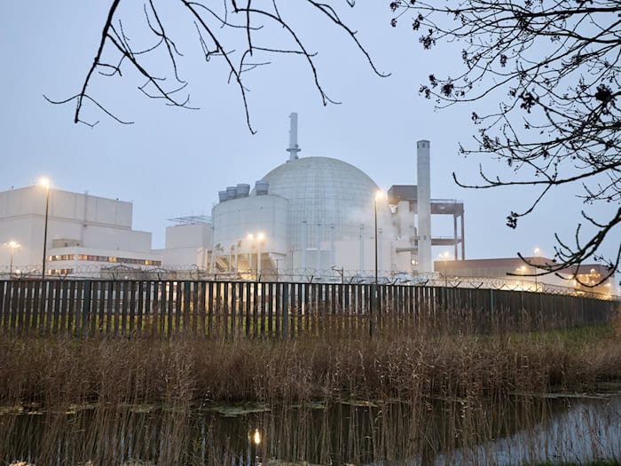 Der Atom-Transport hat das stillgelegte AKW Brokdorf erreicht. (Archivbild) / Foto: Georg Wendt/dpa