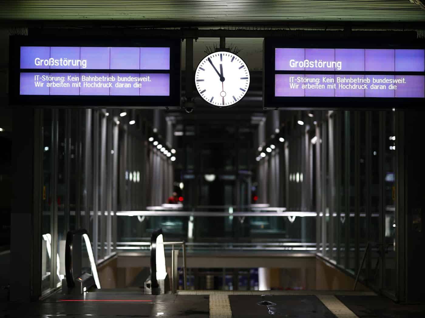 Der Bahnverkehr war wegen einer Funkstörung eingestellt.  / Foto: Moritz Frankenberg/dpa
