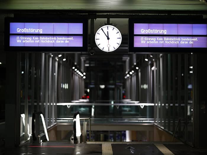 Der Bahnverkehr war wegen einer Funkstörung eingestellt.  / Foto: Moritz Frankenberg/dpa
