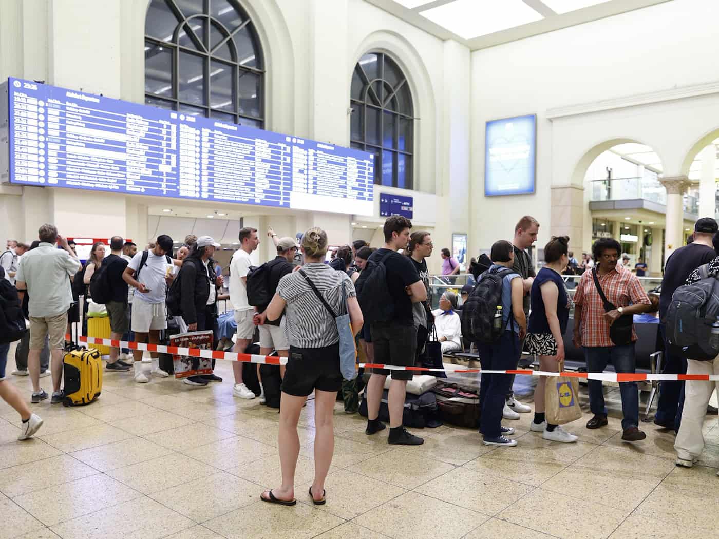 Lange Schlangen am Infoschalter im Bahnhof in Hannover. / Foto: Moritz Frankenberg/dpa