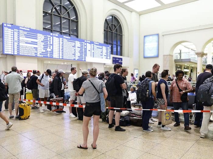 Lange Schlangen am Infoschalter im Bahnhof in Hannover. / Foto: Moritz Frankenberg/dpa