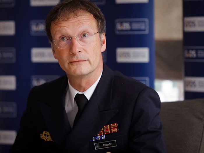 Vizeadmiral Axel Deertz spricht über die das Verhalten russischer Militäreinheiten im Ostseeraum. / Foto: Frank Molter/dpa