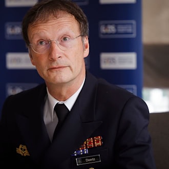 Vizeadmiral Axel Deertz spricht über die das Verhalten russischer Militäreinheiten im Ostseeraum. / Foto: Frank Molter/dpa