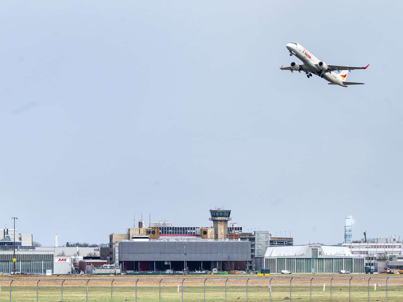 Vor dem Ferienbeginn wird auf die Bedeutung der Schulpflicht und mögliche Kontrolle hingewiesen. (Symbolbild) / Foto: Sina Schuldt/dpa