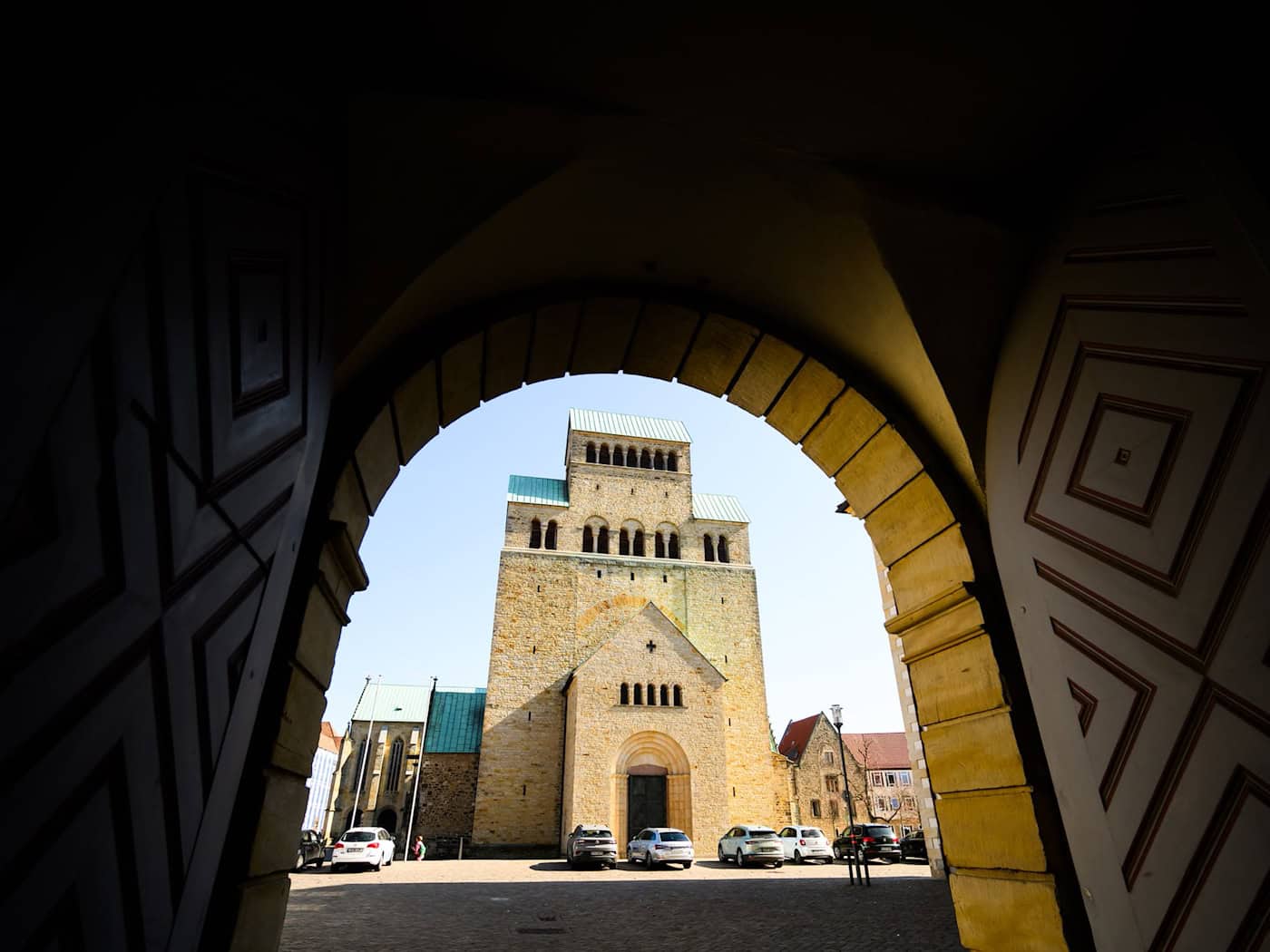 Das Bistum Hildesheim sucht nach Zeitzeugen und möglichen Opfern sexualisierter Gewalt. (Symbolfoto)  / Foto: Julian Stratenschulte/dpa