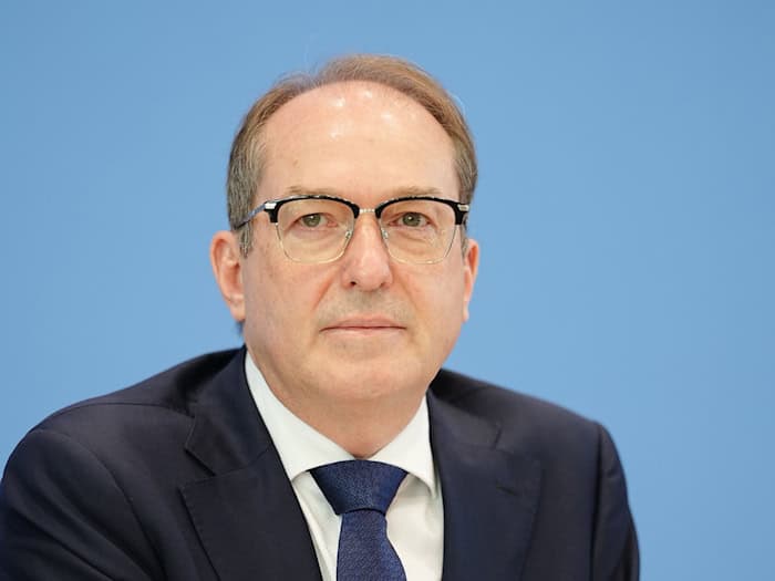 Bundesinnenminister Dobrindt (CSU) äußerte sich zur Gewalttat in Stade.  / Foto: Kay Nietfeld/dpa
