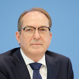 Bundesinnenminister Dobrindt (CSU) äußerte sich zur Gewalttat in Stade.  / Foto: Kay Nietfeld/dpa