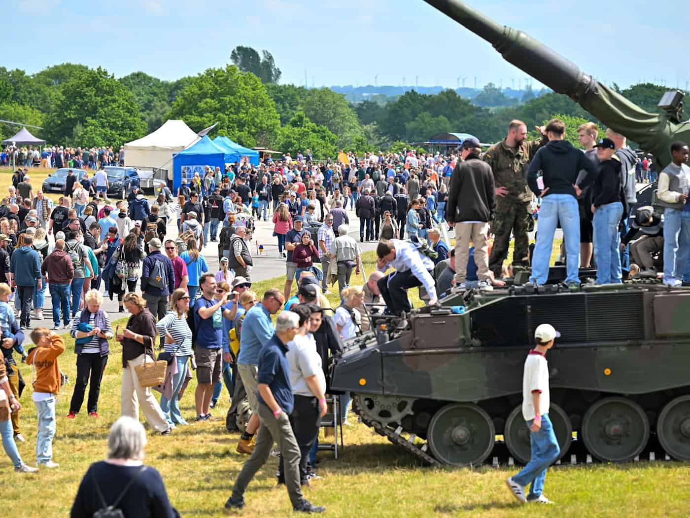 Auch das Heer präsentiert sich beim Tag der Bundeswehr in Nordholz und zeigt unter anderem Panzer und weitere Militärfahrzeuge. / Foto: Sina Schuldt/dpa