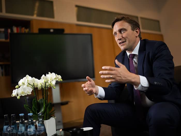 Hält die Schulpolitik der rot-grünen Landesregierung für mangelhaft: CDU-Fraktionschef Sebastian Lechner. / Foto: Julian Stratenschulte/dpa