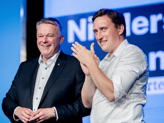  Der neue Ministerpräsident von Rheinland-Pfalz, Gordon Schnieder, (links) agierte in Vechta als Mutmacher für die CDU.  / Foto: Hauke-Christian Dittrich/dpa