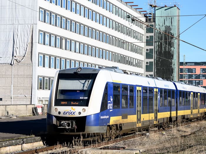 Eine Bahn des Eisenbahnverkehrsunternehmens Erixx steht im Braunschweiger Hauptbahnhof. (Symbolbild) / Foto: Swen Pförtner/dpa