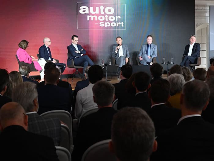 Auf dem Podium: Porsche-Chef Michael Leiters (2.v.l-r), BMW-Chef Milan Nedeljković, VW-Chef Oliver Blume, Mercedes-Chef Ola Källenius und Audi-Chef Gernot Döllner.  / Foto: Bernd Weißbrod/dpa