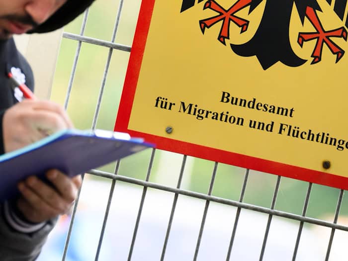 Viele Flüchtlinge wollen arbeiten, bekommen aber keine Angebote, sagt der Flüchtlingsrat. (Symbolbild) / Foto: Julian Stratenschulte/dpa