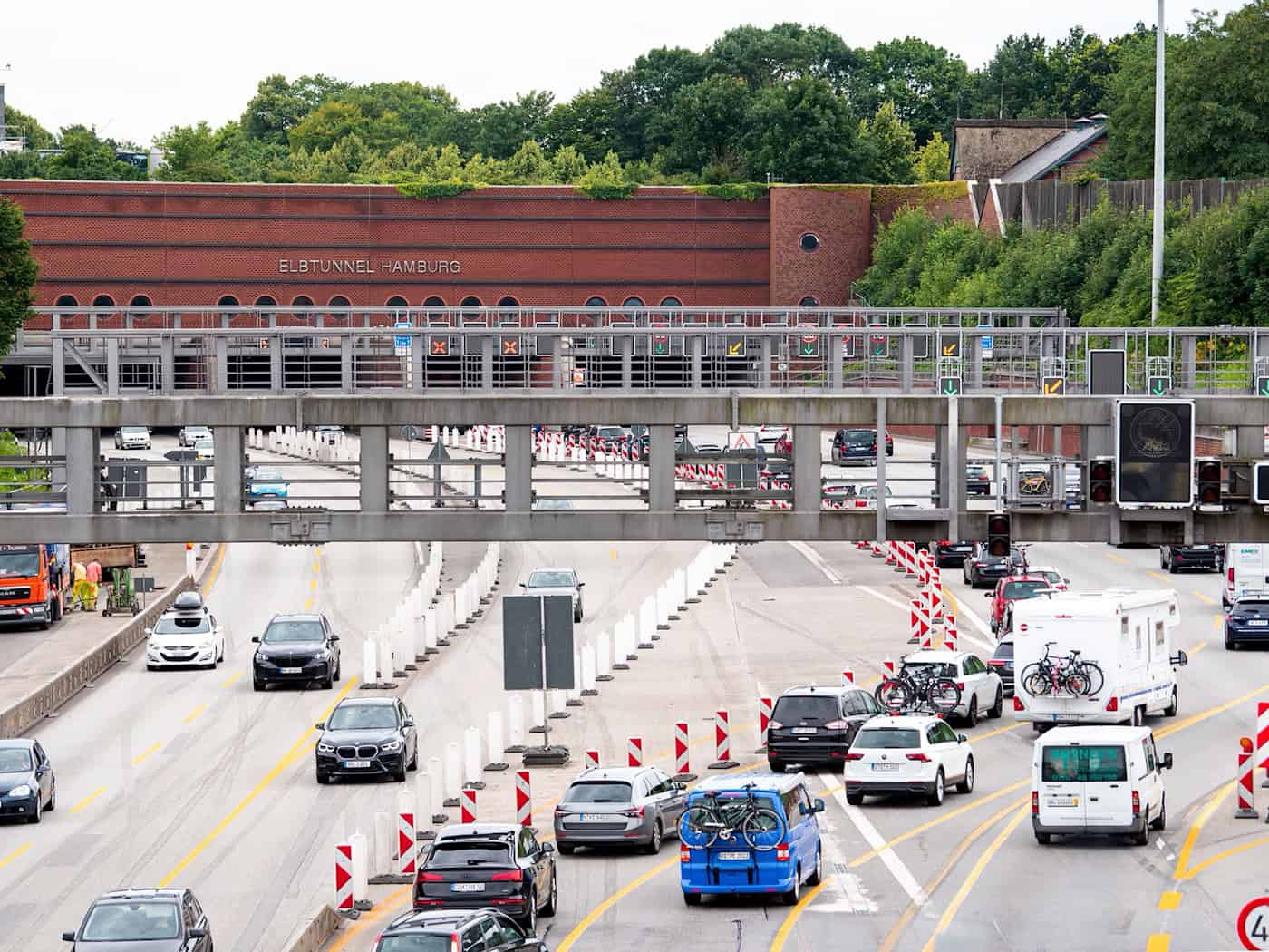 Der seit Freitagabend wegen Bauarbeiten gesperrte Elbtunnel ist wieder frei. (Archivbild) / Foto: Daniel Bockwoldt/dpa