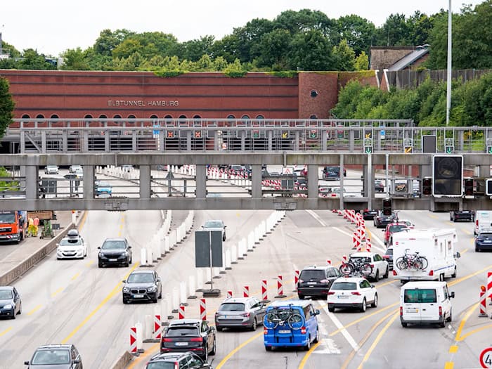 Der seit Freitagabend wegen Bauarbeiten gesperrte Elbtunnel ist wieder frei. (Archivbild) / Foto: Daniel Bockwoldt/dpa