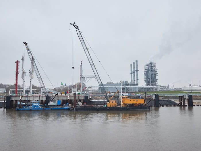 Das Stader LNG-Terminal soll bald fertiggestellt werden. (Archivbild) / Foto: Georg Wendt/dpa