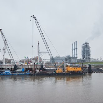 Das Stader LNG-Terminal soll bald fertiggestellt werden. (Archivbild) / Foto: Georg Wendt/dpa