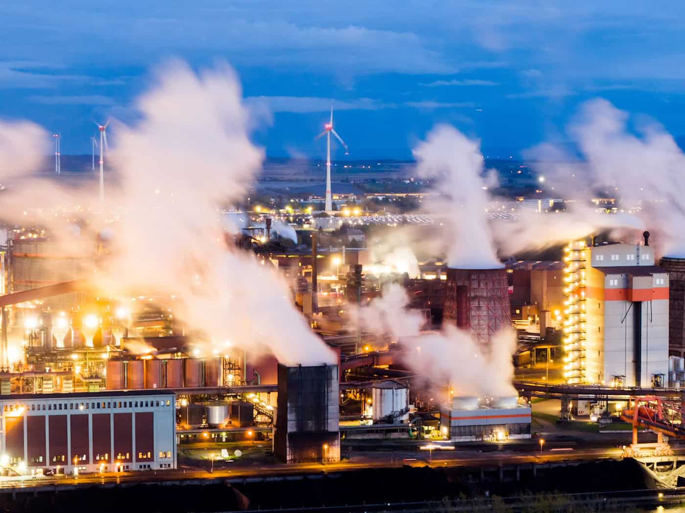 Die Stahlproduktion in Salzgitter soll in den kommenden Jahren deutlich klimafreundlicher werden. (Archivbild)  / Foto: Julian Stratenschulte/dpa
