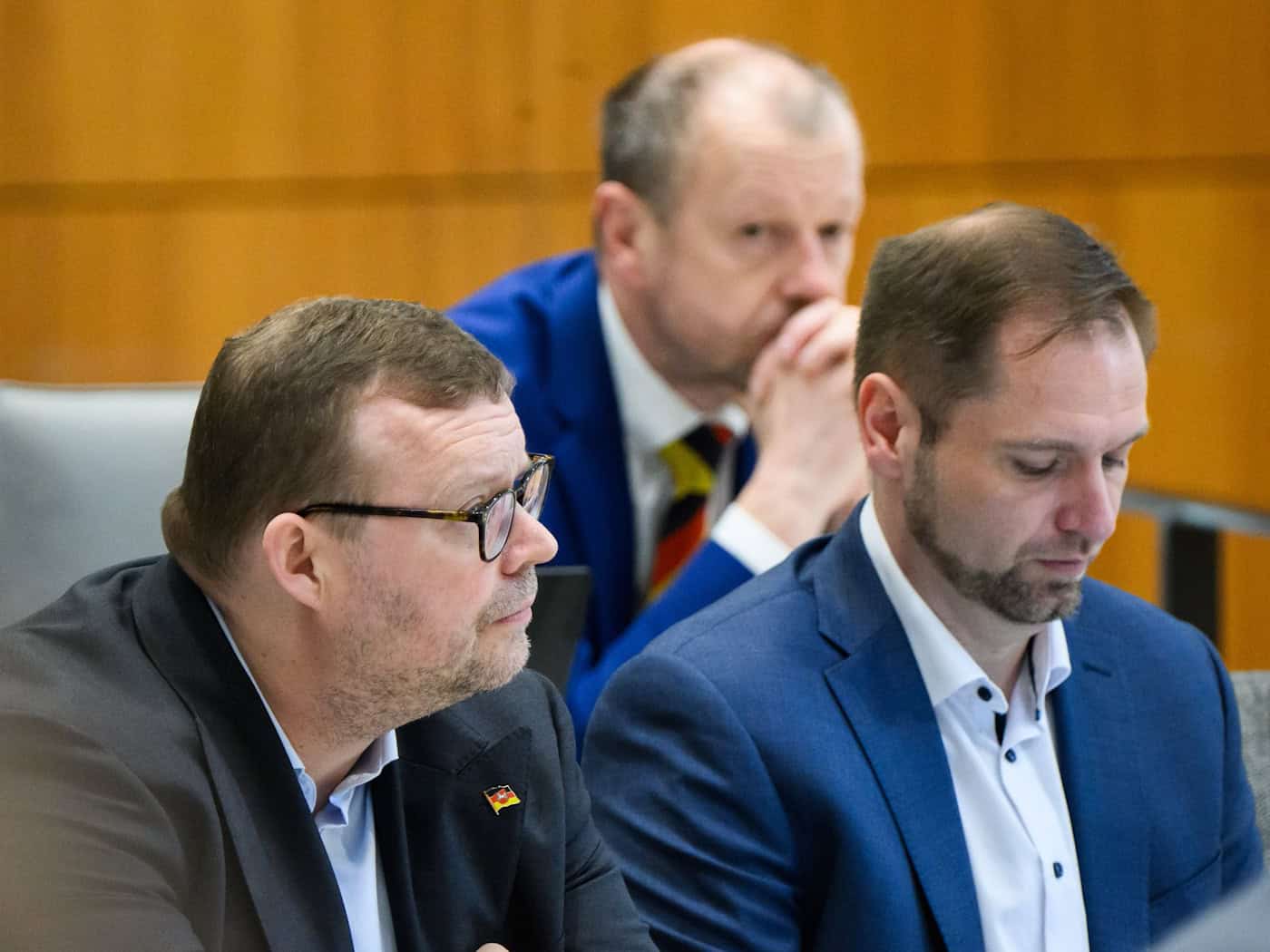 Verstehen sich gar nicht gut: Ansgar Schledde (links), Vorsitzender der AfD in Niedersachsen, und Stefan Marzischewski-Drewes (hinten) im niedersächsischen Landtag. Rechts sitzt Stephan Bothe (alle drei AfD). (Archivbild) / Foto: Julian Stratenschulte/dpa