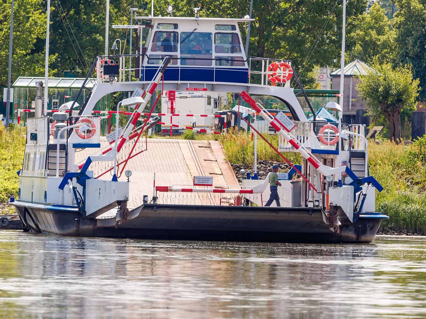 Die Elbfähre „Tanja“ bleibt derzeit am Ufer.   / Foto: Jens Büttner/dpa