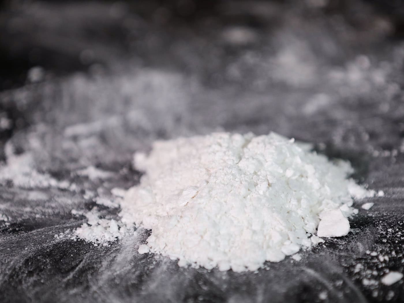Sicherheitsbehörden haben bei Razzien in Norddeutschland und der Schweiz drei mutmaßliche Drogenhändler festgenommen. (Symbolbild)  / Foto: Christian Charisius/dpa