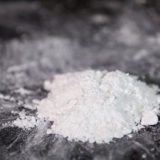 Sicherheitsbehörden haben bei Razzien in Norddeutschland und der Schweiz drei mutmaßliche Drogenhändler festgenommen. (Symbolbild)  / Foto: Christian Charisius/dpa