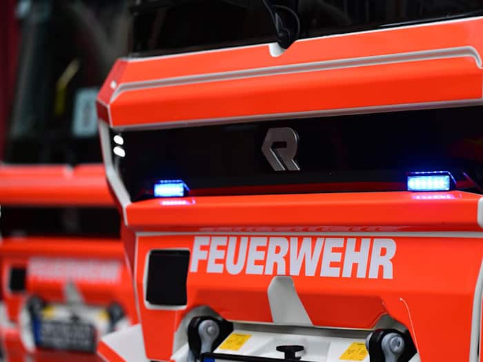 Eine Bewohnerin wird bei einem Brand in einem Mehrparteienhaus verletzt. (Symbolbild) / Foto: Bernd Weißbrod/dpa