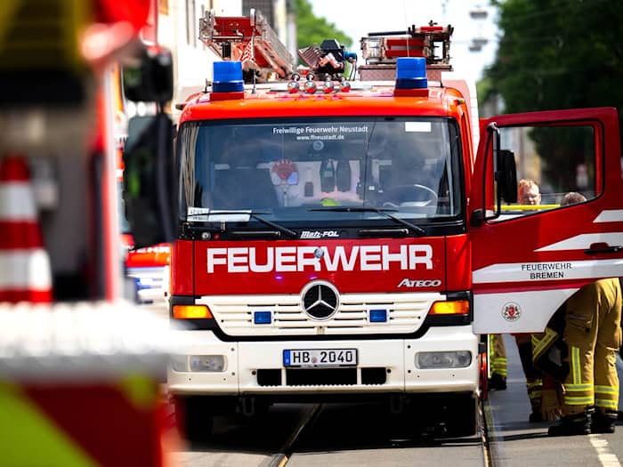 Die Feuerwehr bekämpfte die Flammen von innen und außen über eine Drehleiter. (Symbolbild) / Foto: Sina Schuldt/dpa
