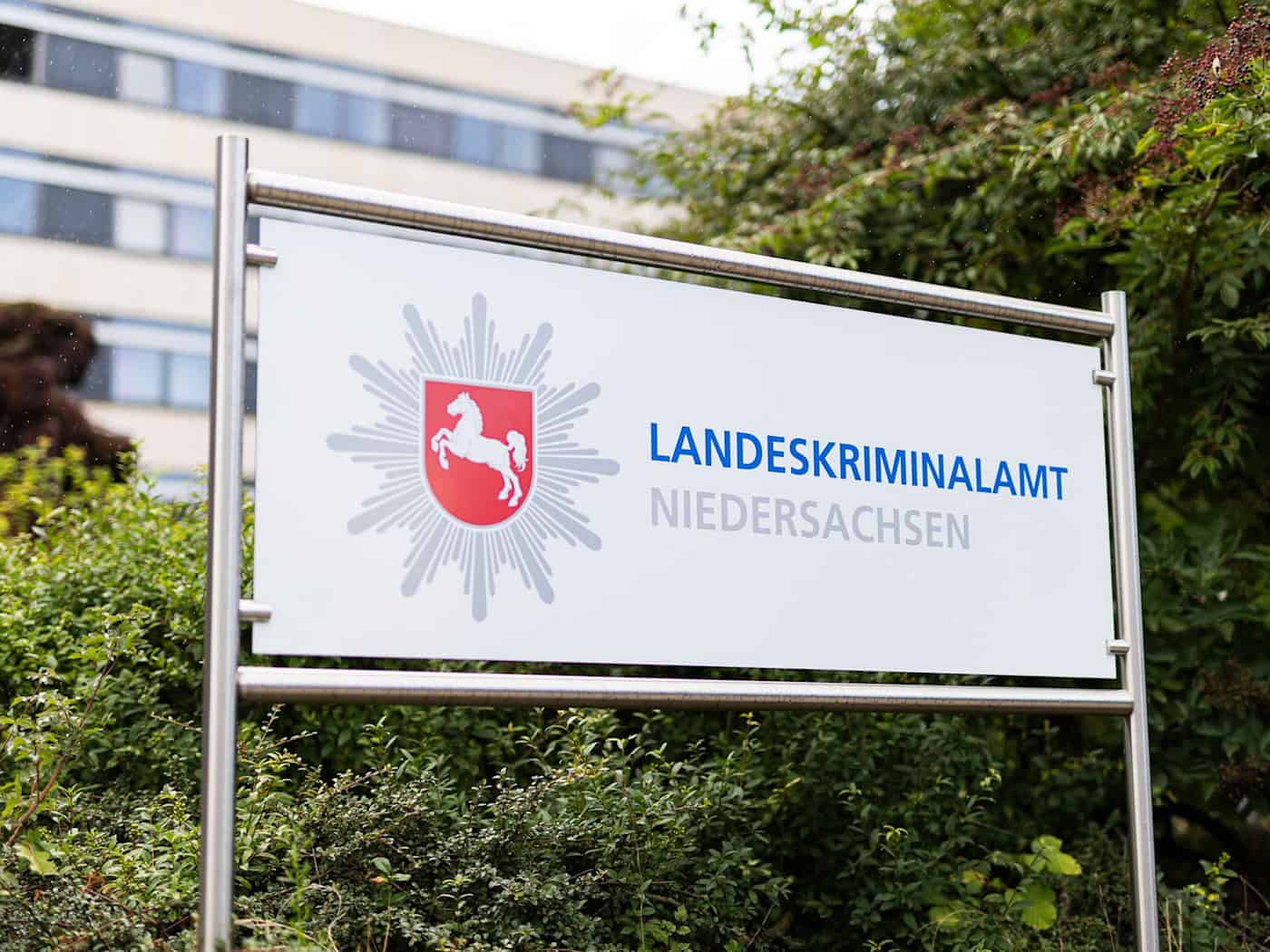 Das Landeskriminalamt Niedersachsen fahndet weiter nach einem verurteilten Mörder. (Archivbild)  / Foto: Michael Matthey/dpa