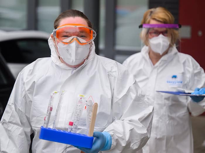 Es war die Zeit der Masken: Hier stehen eine Hausärztin (vorne) und eine Arzthelferin (hinten) im Januar 2022 vor einer Arztpraxis in der Region Hannover, um Patienten mittels PCR-Test auf das Corona-Virus zu testen. (Archivbild) / Foto: Julian Stratenschulte/dpa