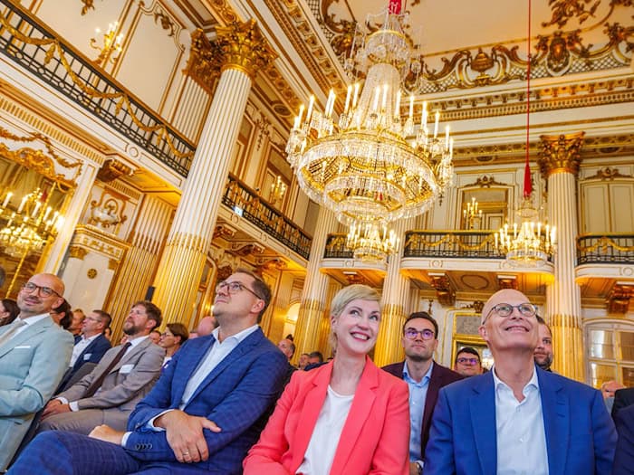 Mecklenburg-Vorpommerns Ministerpräsidentin Manuela Schwesig (SPD, l) und Hamburgs Bürgermeister Peter Tschentscher (SPD, r) im Schloss Ludwigslust. / Foto: Jens Büttner/dpa