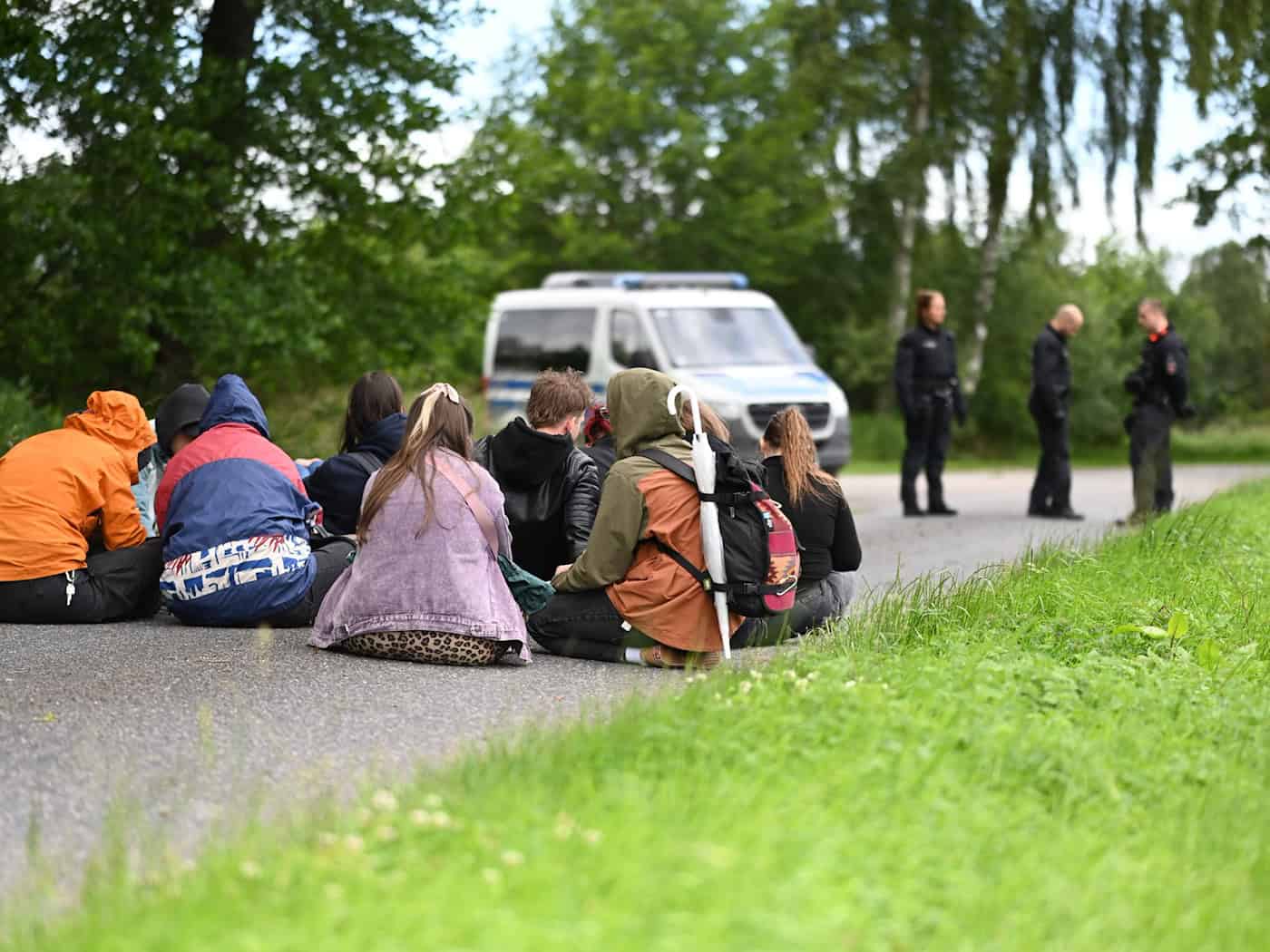 Mit Sitzblockaden haben Protestierer den Beginn einer Veranstaltung der AfD-Nachwuchsorganisation Generation Deutschland verzögert.  / Foto: Lars Penning/dpa