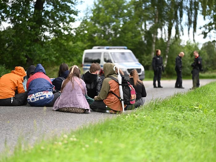 Rund 70 Protestierende verzögerten AfD-Jugendtreffen in Brettorf