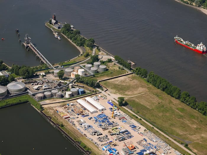 An der Messstation Seemannshöft ist die Sauerstoffkonzentration in der Elbe auf unter zwei Milligramm pro Liter gefallen, wie das Bündnis Lebendige Tideelbe mitteilte. Das sei für Fische tödlich. (Archivbild) / Foto: Christian Charisius/dpa