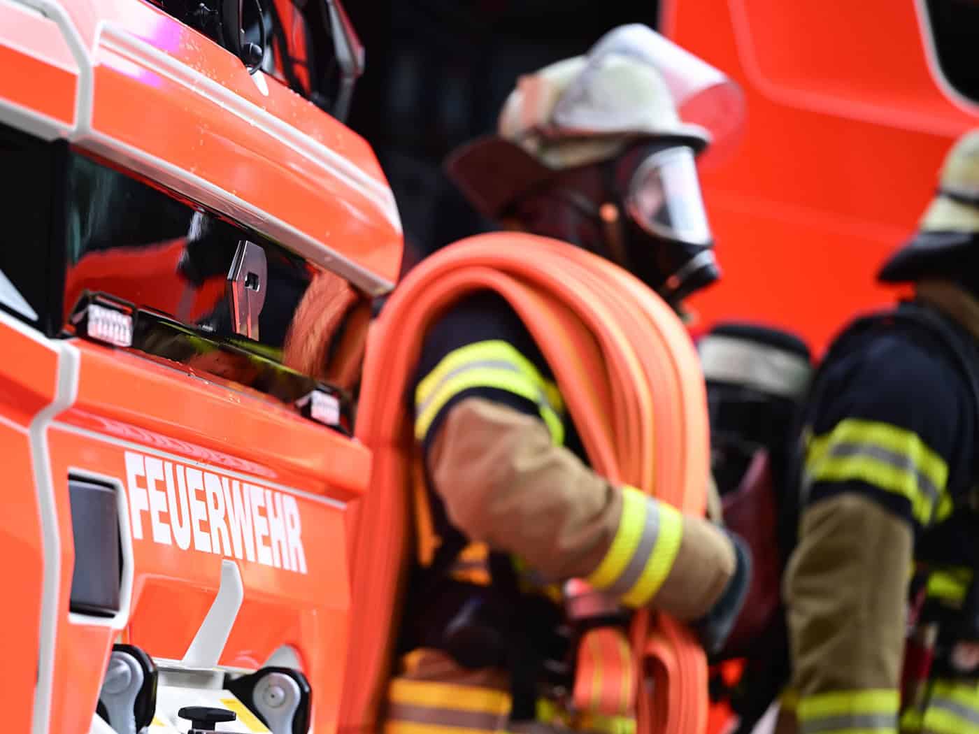 Mit Atemschutz betreten die Feuerwehrleute den Keller. (Symbolbild) / Foto: Bernd Weißbrod/dpa