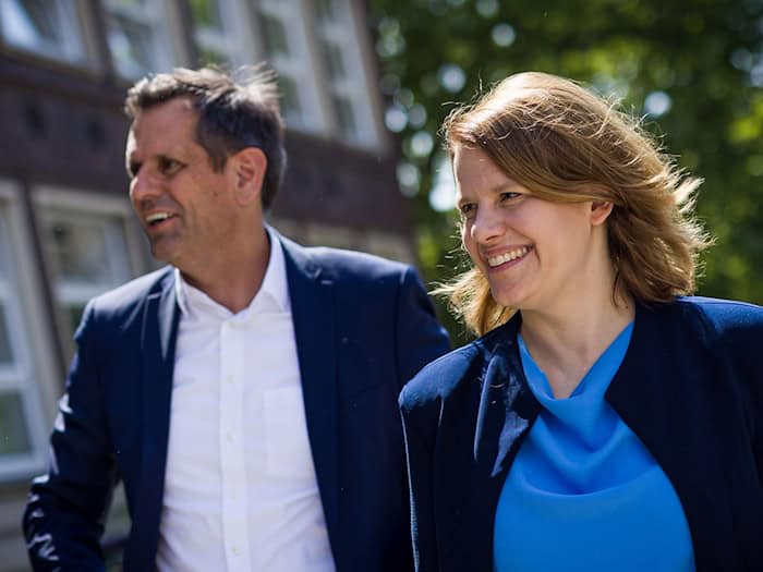 Kultusministerin Hamburg, hier mit Ministerpräsident Lies, feiert am Freitag einen runden Geburtstag. (Archivbild) / Foto: Moritz Frankenberg/dpa